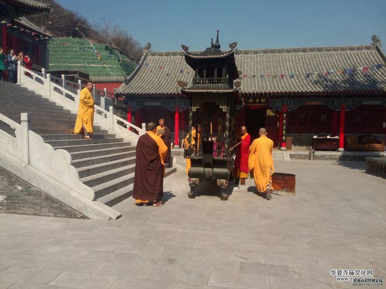 太原市晉源區(qū)南山寺法訊:農(nóng)歷三月二十八上午吉祥普佛法會(huì)