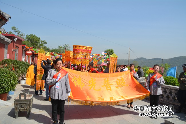 太原南山寺吉祥普佛法會天空現(xiàn)萬朵祥云