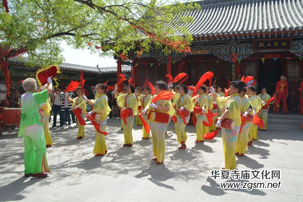 太原南山寺吉祥普佛法會天空現(xiàn)萬朵祥云