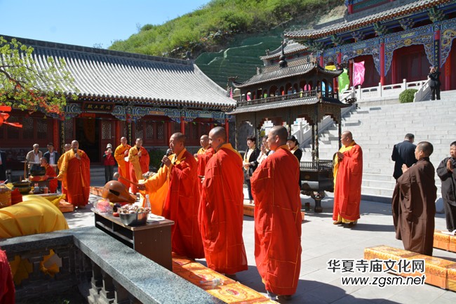 太原南山寺吉祥普佛法會天空現(xiàn)萬朵祥云