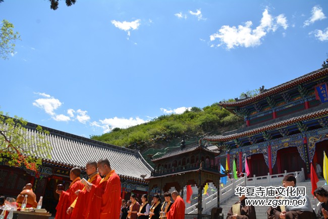 太原南山寺吉祥普佛法會天空現(xiàn)萬朵祥云