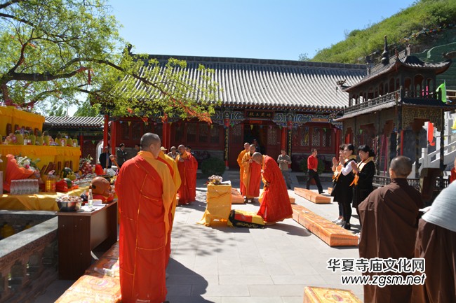 太原南山寺吉祥普佛法會天空現(xiàn)萬朵祥云