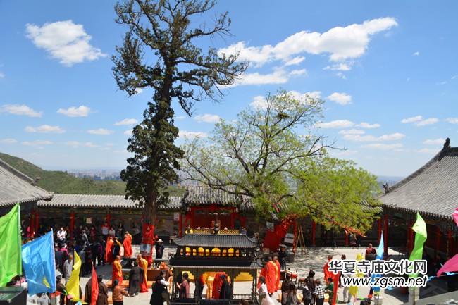 太原南山寺吉祥普佛法會天空現(xiàn)萬朵祥云