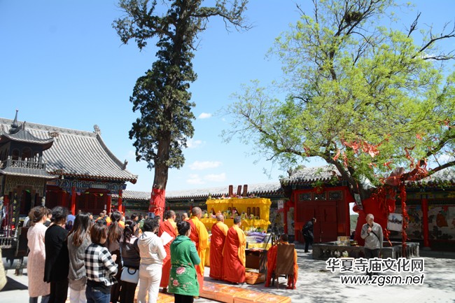 太原南山寺吉祥普佛法會天空現(xiàn)萬朵祥云