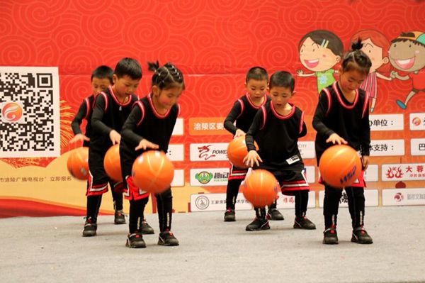 好孩子幼兒園《籃球?qū)氊悺窌x級(jí)涪陵區(qū)首屆少兒春晚復(fù)賽