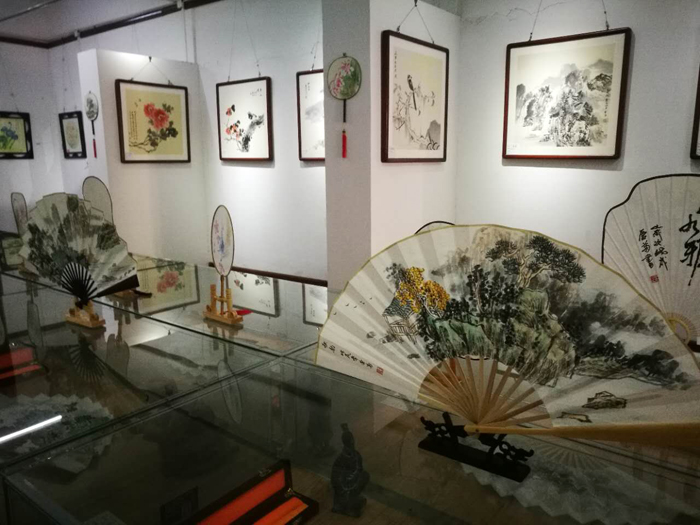 慶中秋. 迎國慶、李愛菊師生國畫作品展