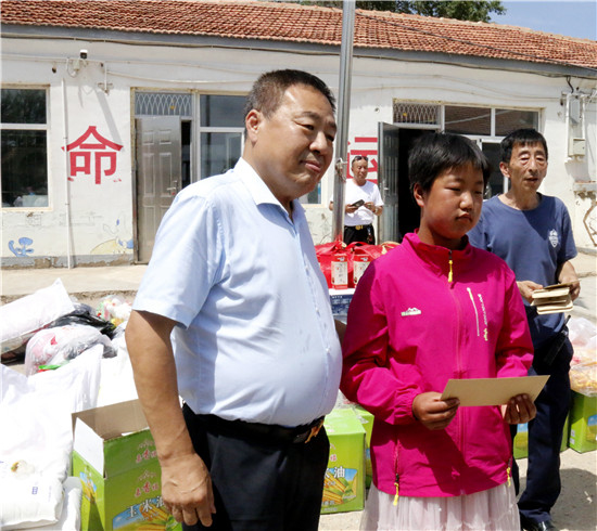 北京愛心人士走進(jìn)察右中旗宏盤鄉(xiāng)中心校捐資助學(xué)獻(xiàn)愛心