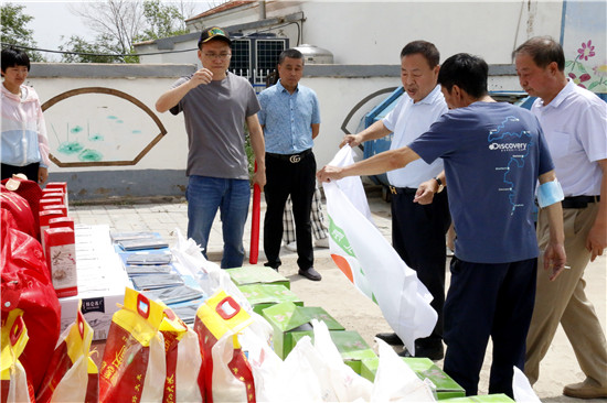 北京愛心人士走進(jìn)察右中旗宏盤鄉(xiāng)中心校捐資助學(xué)獻(xiàn)愛心