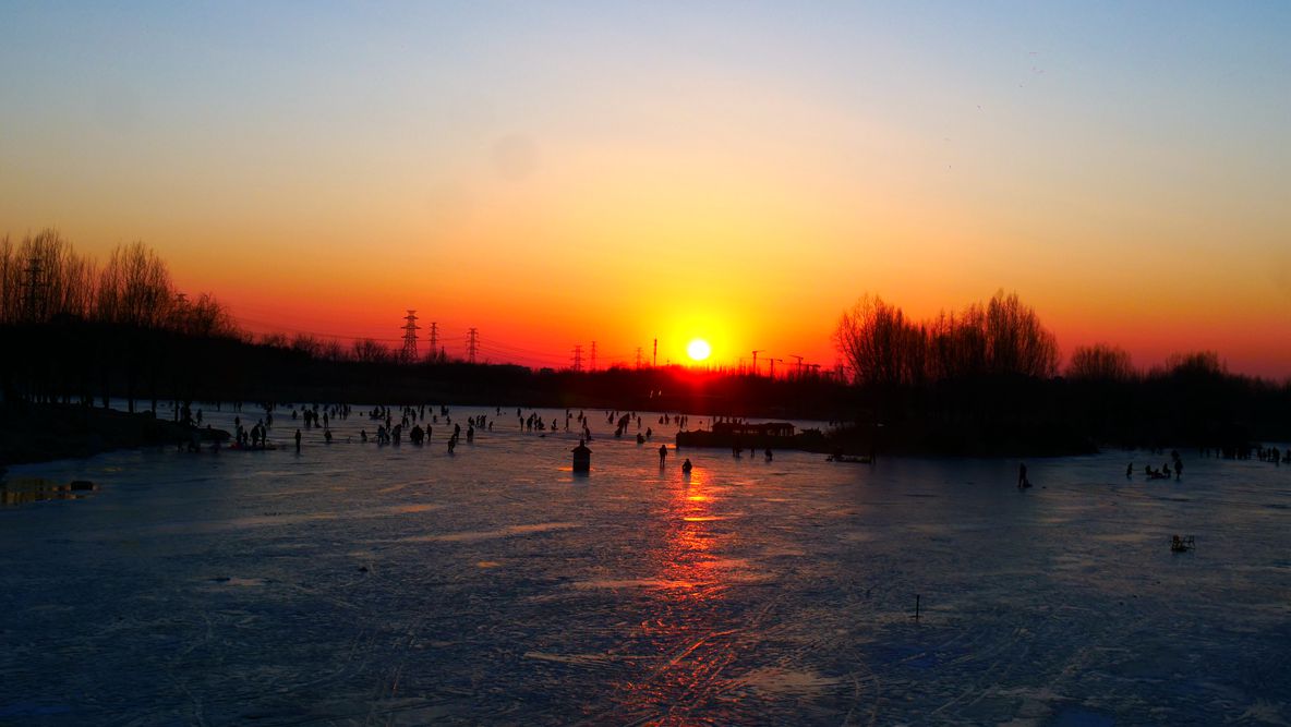 笑琰（靳新國）攝影作品——夕陽里的冰上樂趣