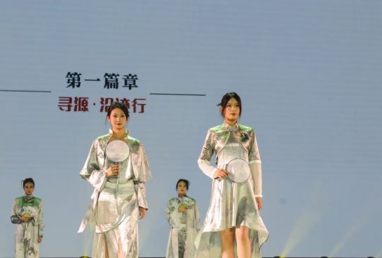 內(nèi)蒙古藝術(shù)學(xué)院設(shè)計學(xué)院成功舉辦2023屆畢業(yè)生服裝設(shè)計作品展演活動