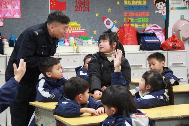 黃巖公安走進校園，為孩子們帶來生動形象的安全教育課